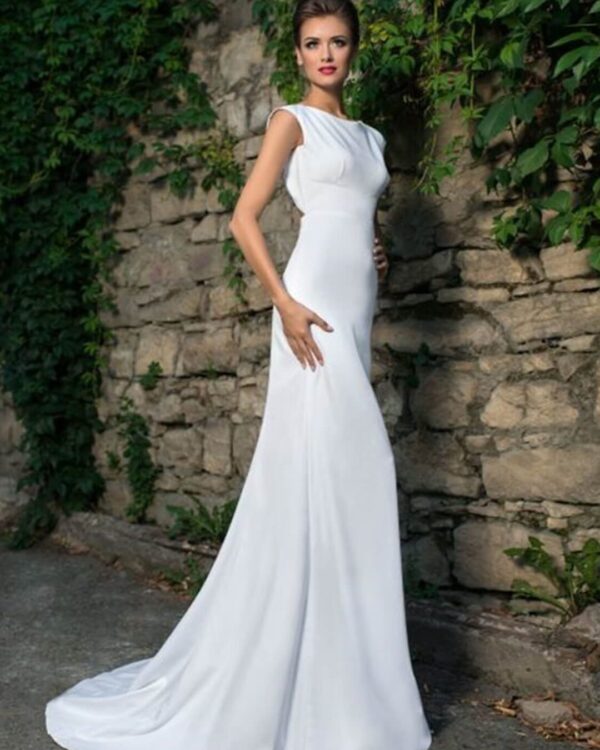 Ρομαντικό νυφικό σε Άλφα γραμμή με εντυπωσιακή πλάτη ανοιχτή σε σχήμα σταγόνας με δέσιμο ψηλά. Όλο από γαλλικό σατέν, με κλειστό μπούστο και εντυπωσιακή ουρά