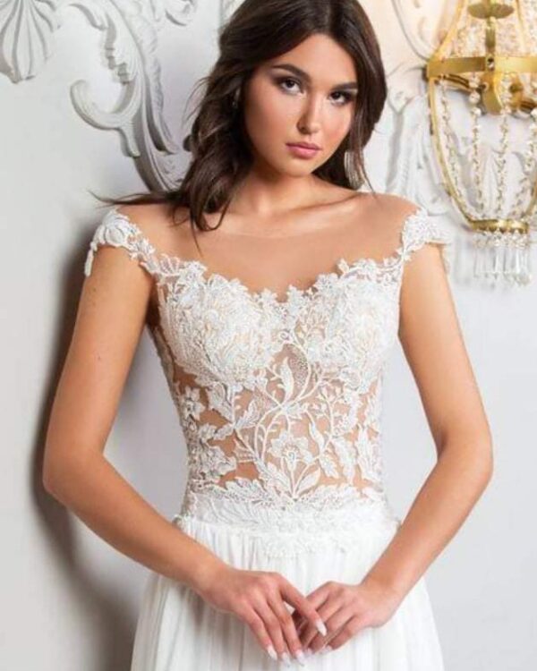 Μεταξωτό νυφικό με tatoo effect μπούστο από υπέροχη γαλλική δαντέλα και φούστα από μεταξωτή μουσελίνα. Μοναδικό νυφικό σε αέρινη γραμμή. Ελληνικής ραφής