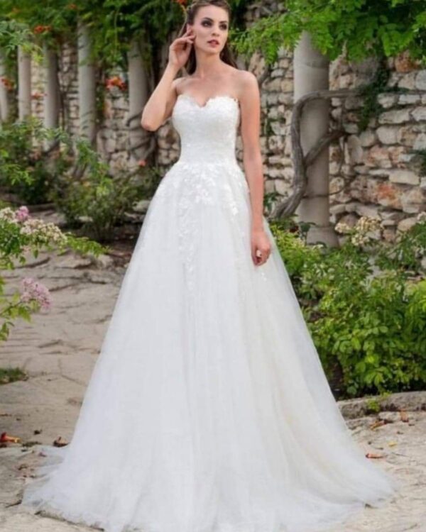 Ρομαντικό νυφικό σε Άλφα γραμμή με κεντημένο μπούστο από υπέροχη γαλλική δαντέλα και φούστα από πλούσιο γαλλικό τούλι. Μπούστο στράπλες όπου μπορούμε να προσαρμόσουμε τιραντάκι. Ελληνικής ραφής