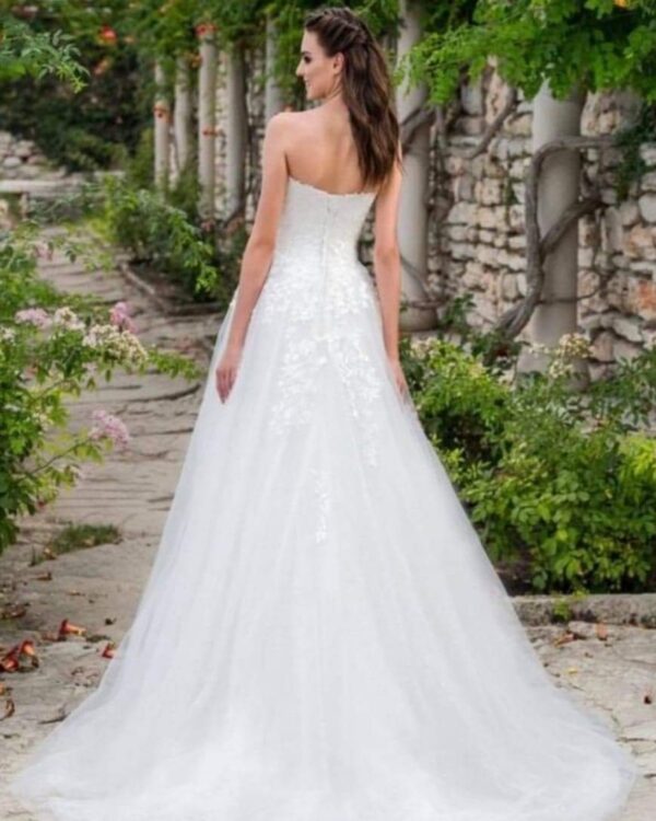 Ρομαντικό νυφικό σε Άλφα γραμμή με κεντημένο μπούστο από υπέροχη γαλλική δαντέλα και φούστα από πλούσιο γαλλικό τούλι. Μπούστο στράπλες όπου μπορούμε να προσαρμόσουμε τιραντάκι. Ελληνικής ραφής