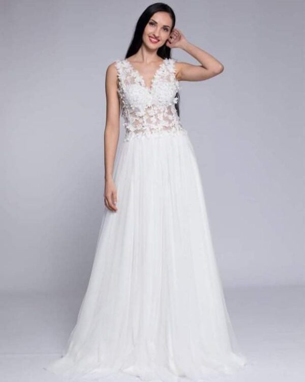 Μεταξωτό νυφικό σε ίσια γραμμή , με φούστα από μεταξωτή μουσελίνα. Με υπέροχο ολοκέντητο μπούστο με 3D μεταξωτά χειροποίητα λουλούδια, που καταλήγει σε βαθύ V στην πλάτη και το μπούστο. Αέρινη γραμμή