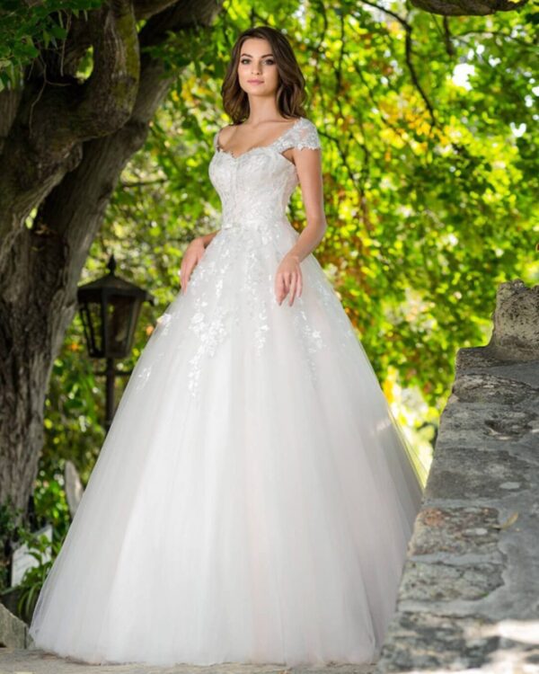 Πριγκηπικό νυφικό σε Άλφα γραμμή με μπούστο δαντέλα