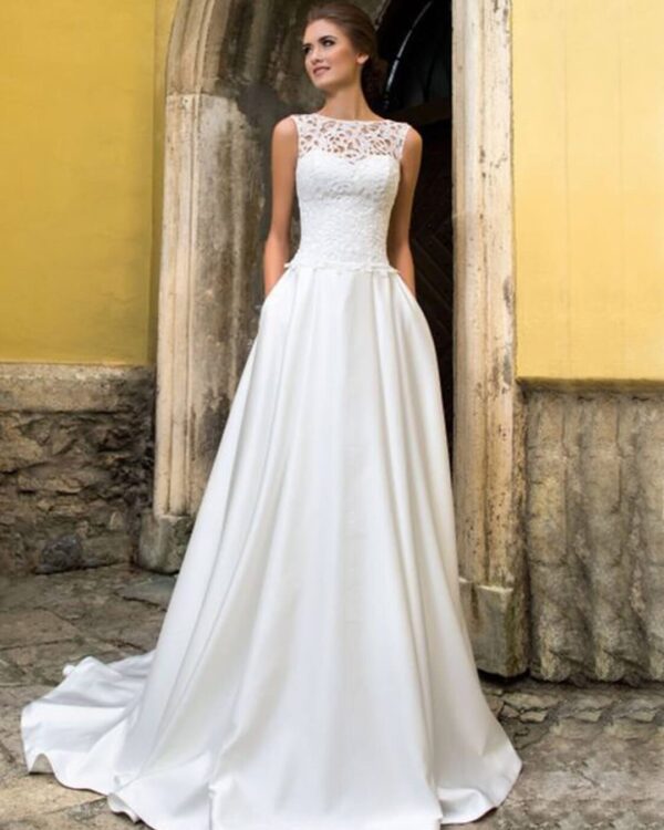 Ρομαντικό νυφικό σε Άλφα γραμμή με ολόκληρο μπούστο δαντέλα και πλούσια φούστα από γαλλικό σατέν. 