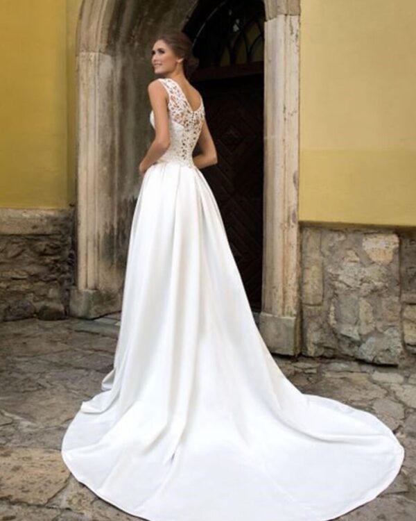 Ρομαντικό νυφικό σε Άλφα γραμμή με ολόκληρο μπούστο δαντέλα και πλούσια φούστα από γαλλικό σατέν. 