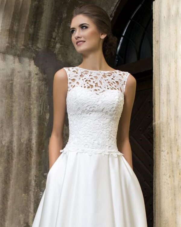 Ρομαντικό νυφικό σε Άλφα γραμμή με ολόκληρο μπούστο δαντέλα και πλούσια φούστα από γαλλικό σατέν. 