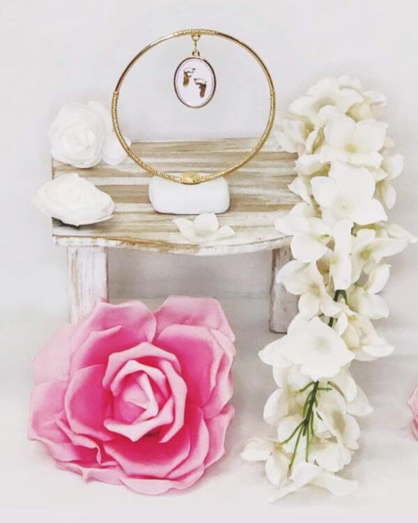 Μπομπονιέρα βάπτισης πετρούλα με μεγάλο μεταλλικό στεφάνι και διακοσμητικό στοιχείο με πατουσάκια