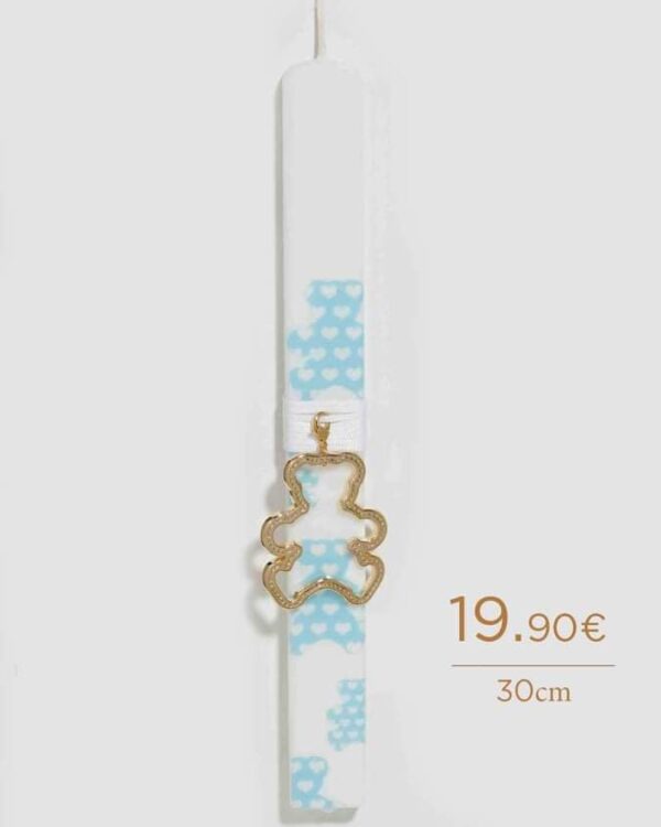 Πασχαλινή Λαμπάδα για αγόρι με επίχρυσο γούρι με αρκουδάκι ως διακοσμητικό, με λευκό σατέν κορδόνι και ζωγραφισμένα γαλάζια αρκουδάκια. Το διακοσμητικό μπορεί να γίνει κρεμαστό γούρι για το παιδικό δωμάτιο ή μπρελόκ! Χειροποίητη δημιουργία Tresento επιχρυσωμένο με 24 καράτια