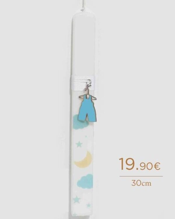 Πασχαλινή Λαμπάδα για αγόρι με επίχρυσο γούρι με επισμαλτωμένο παντελονάκι ως διακοσμητικό, με σατέν κορδόνι και ζωγραφισμένα σχέδια. Το διακοσμητικό μπορεί να γίνει κρεμαστό γούρι για το παιδικό δωμάτιο ή μπρελόκ! Χειροποίητη δημιουργία Tresento επιχρυσωμένο με 24 καράτια.