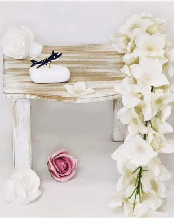 Μπομπονιέρα βάπτισης με λευκή πέτρα και επίχρυσο διακοσμητικό αεροπλανάκι με επισμάλτωση