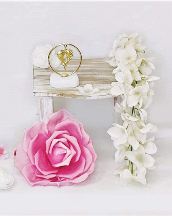 Μπομπονιέρα βάπτισης βότσαλο με επίχρυσά φτερά αγγέλου σε σχήμα καρδιάς