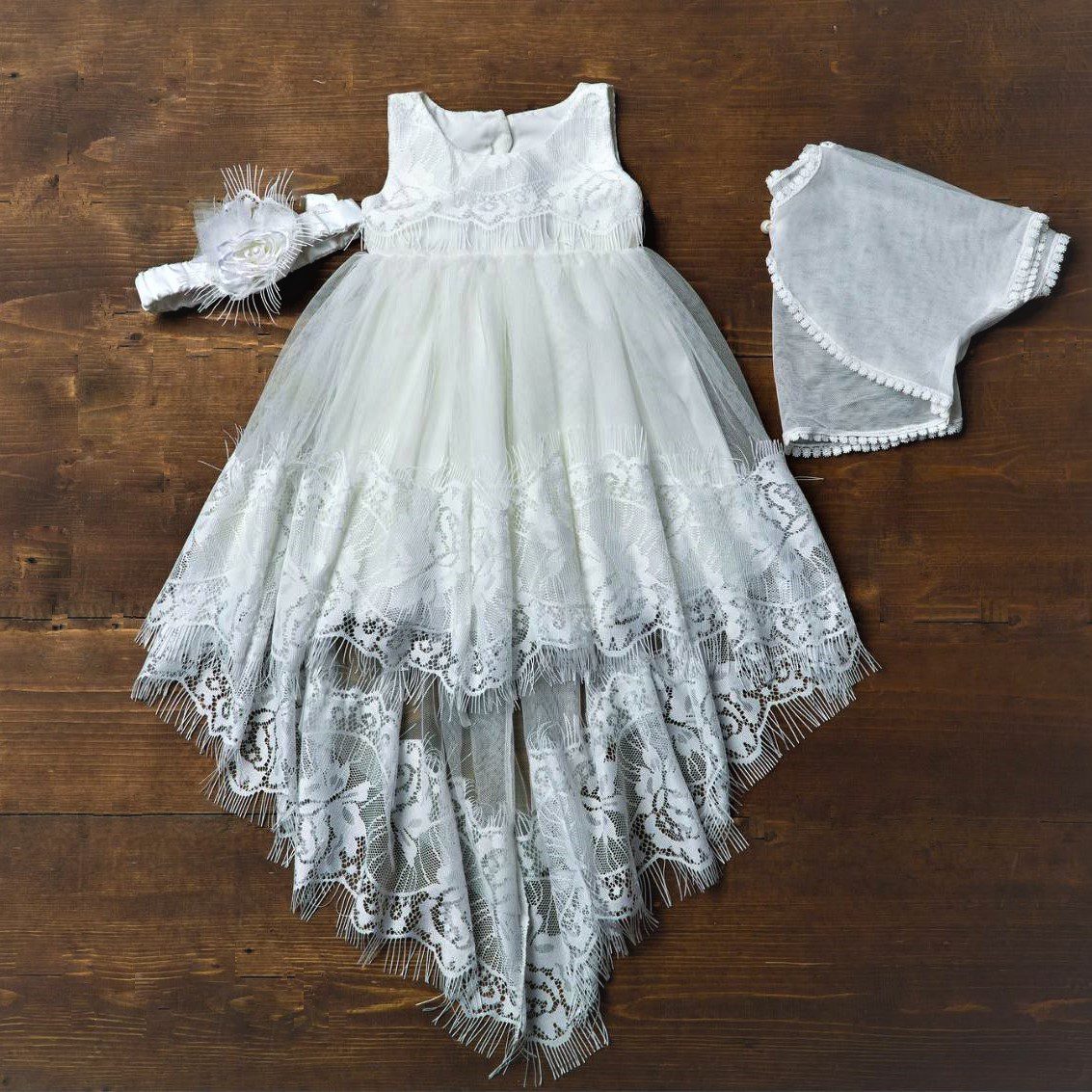 Ρομαντικό βαπτιστικό φόρεμα με ουρά