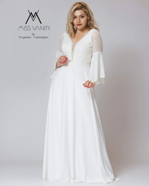 Boho chic νυφικό φόρεμα σε κρεπ, με ανάγλυφη βαμβακερή δαντέλα στο μπούστο, την πλάτη και το μανίκι. Υπέροχη πλάτη με διαφανή δαντέλα και άνοιγμα V. Ιδανικό για πολιτικό γάμο αλλά και σε εκκλησία!