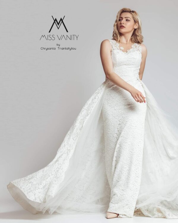 Νυφικό όλο δαντέλα με αποσπώμενη ουρά και ανοιχτή πλάτη