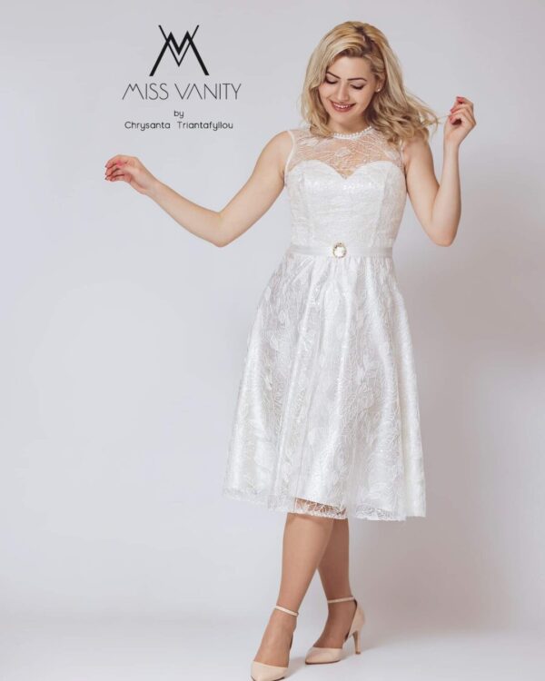 Vintage νυφικό φόρεμα με ανάγλυφη γαλλική δαντέλα. Σε midi γραμμή με διαφάνεια στην πλάτη και το μπούστο. Κανονική εφαρμογή.  Ιδανικό για πολιτικό γάμο αλλά και σε εκκλησία!