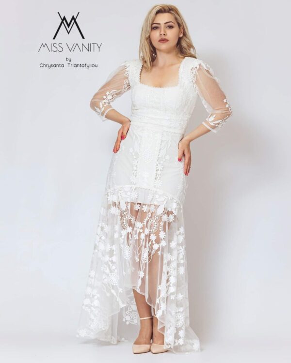 Boho chic μίνι νυφικό φόρεμα με ανάγλυφη γαλλική δαντέλα. Σε μίνι γραμμή, με διαφάνεια ασύμμετρη μέχρι κάτω και μανίκι 3/4 από διάφανο κεντημένο τούλι. Ιδανικό για πολιτικό γάμο αλλά και σε εκκλησία!