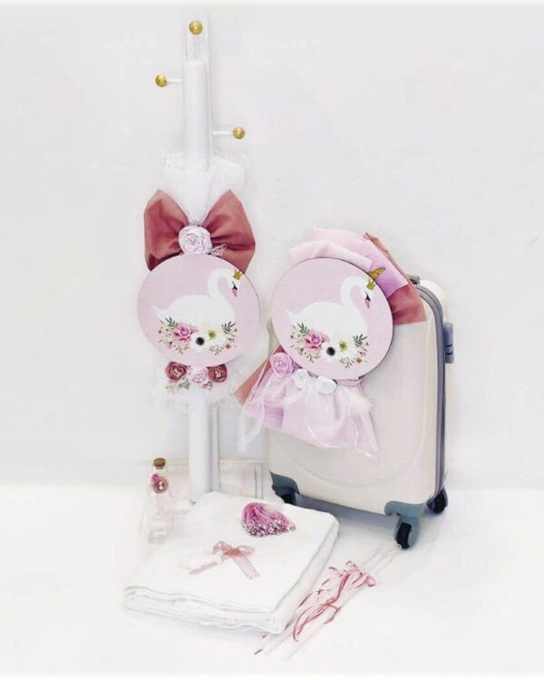 Πλήρες σετ βάπτισης με θέμα τον κύκνο και με εκρού τροχήλατη βαλίτσα ταξιδιού