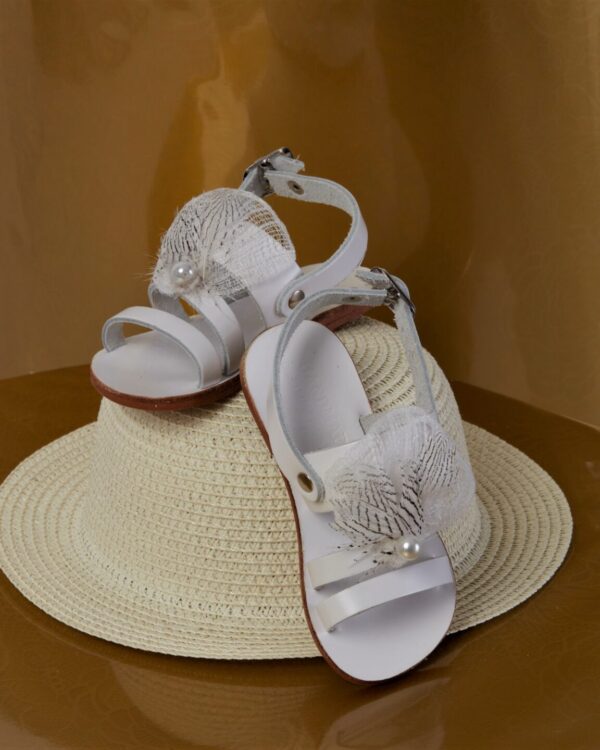 Βαπτιστικό πέδιλο σε λευκό με ιδιαίτερη διακόσμηση