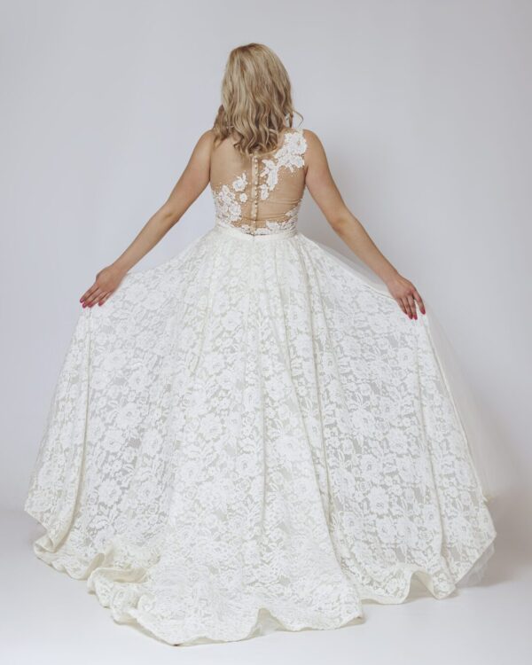 Νυφικό όλο δαντέλα με αποσπώμενη ουρά και ανοιχτή εντυπωσιακή πλάτη με τούλι και κεντημένη δαντέλα