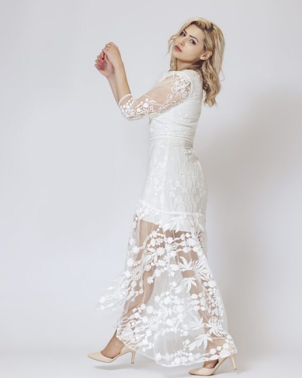 Boho chic μίνι νυφικό φόρεμα με ανάγλυφη γαλλική δαντέλα. Σε μίνι γραμμή, με διαφάνεια ασύμμετρη μέχρι κάτω και μανίκι 3/4 από διάφανο κεντημένο τούλι. Ιδανικό για πολιτικό γάμο αλλά και σε εκκλησία!