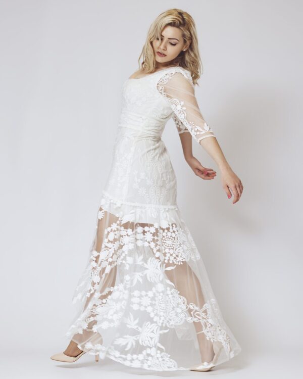 Boho chic μίνι νυφικό φόρεμα με ανάγλυφη γαλλική δαντέλα. Σε μίνι γραμμή, με διαφάνεια ασύμμετρη μέχρι κάτω και μανίκι 3/4 από διάφανο κεντημένο τούλι. Ιδανικό για πολιτικό γάμο αλλά και σε εκκλησία!