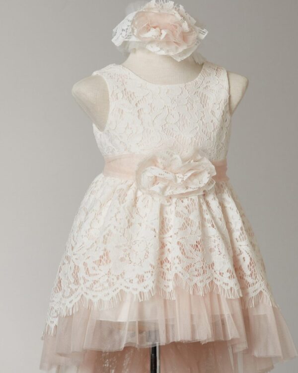 Ρομαντικό βαπτιστικό φόρεμα με ουρά, εκρού δαντέλα με πλούσιο τούλι εσωτερικά σε ελαφρύ σομόν. Συνδυάζετε με ίδια κορδέλα κεφαλιού. Ένα από τα πιο hot φορέματα βάπτισης που κερδίζει τις εντυπώσεις! Επωφελήσου από την προσφορά μας στο πλήρες σετ βάπτισης συνδυασμένο με ρούχο και παπούτσι και κέρδισε 15% έκπτωση σε όλα!