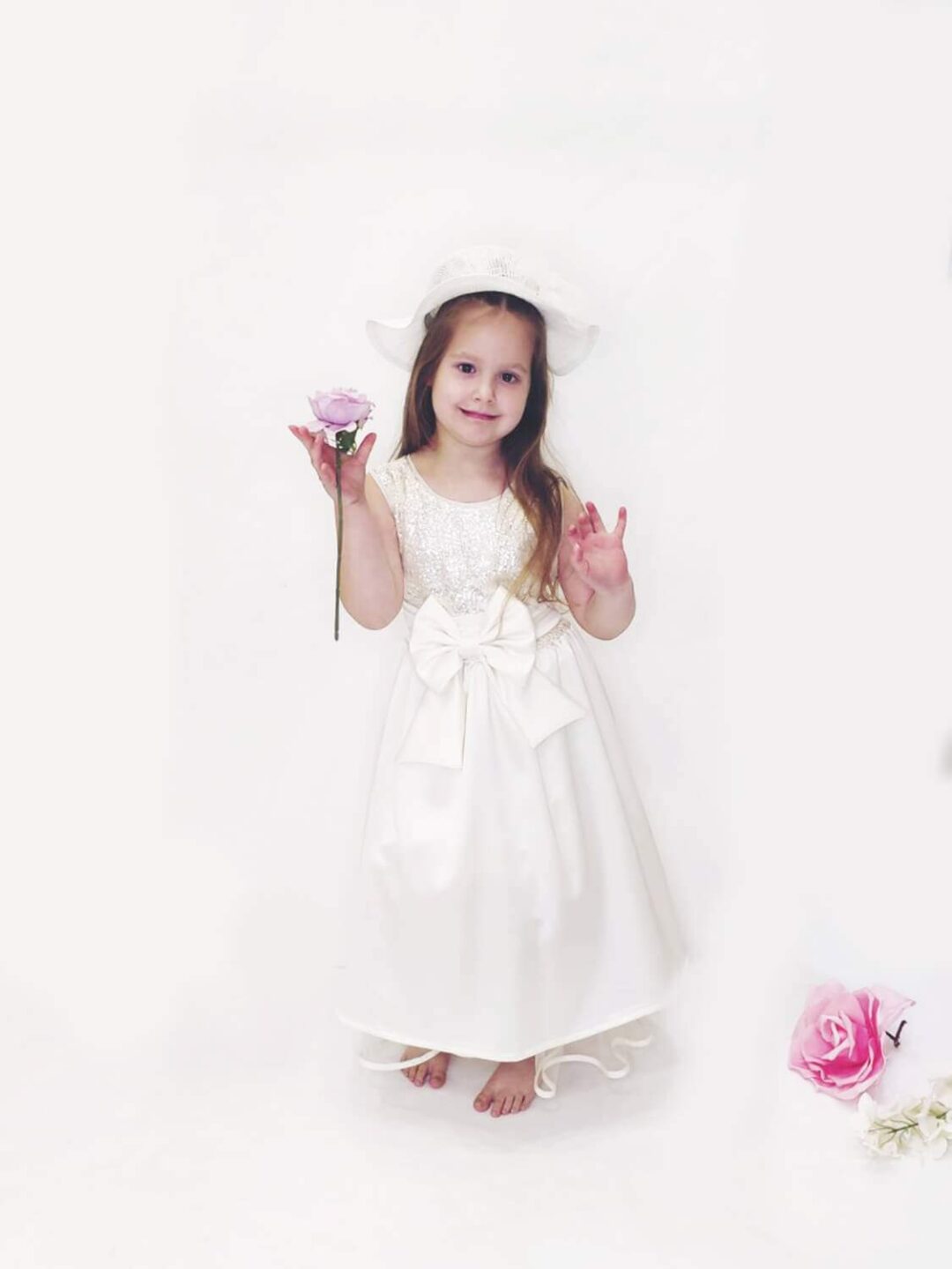 Εντυπωσιακό παιδικό φόρεμα με παγιέτα σε λευκό