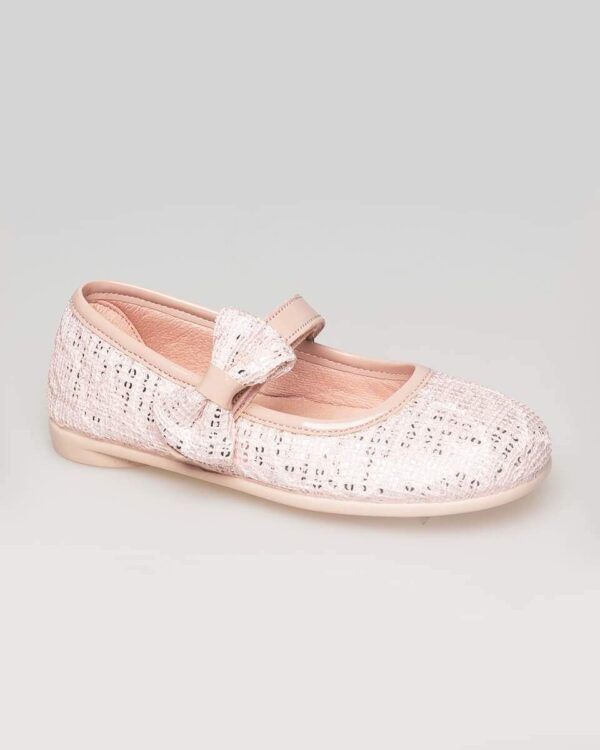 Παιδικό παπούτσι μπαρέτα σε σομόν με παγιέτες, διακοσμημένο με φιογκάκι και λουράκι. Όλο δέρμα από μέσα και ανατομικό πάτο με αφρό μνήμης για ξεκούραστο περπάτημα.