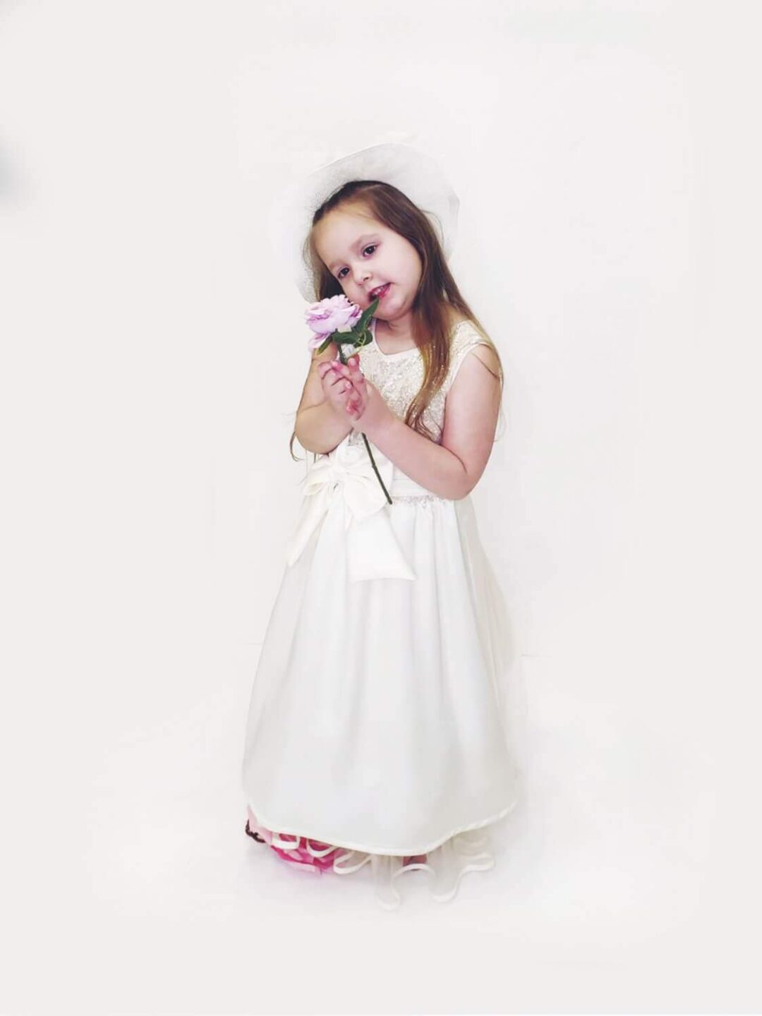 Εντυπωσιακό παιδικό φόρεμα με παγιέτα σε λευκό