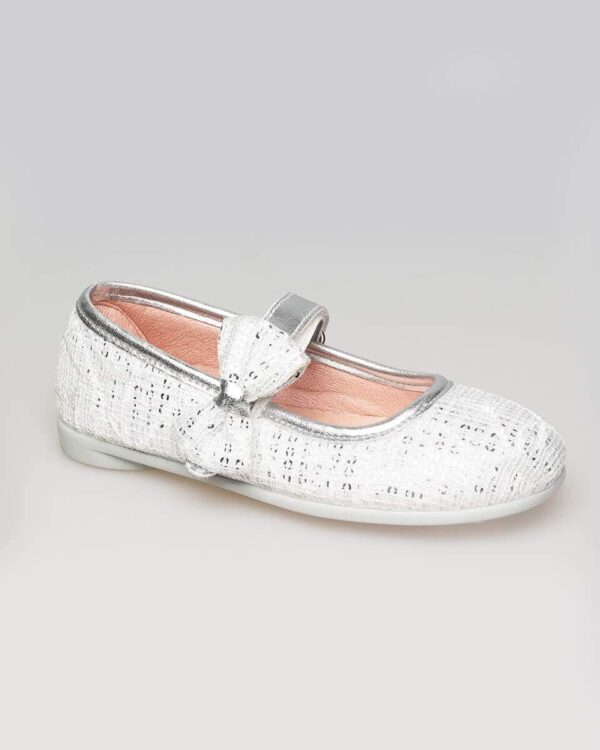 Παιδικό παπούτσι λευκή μπαρέτα με παγιέτες, διακοσμημένο με φιογκάκι και ασημί λουράκι. Όλο δέρμα από μέσα και ανατομικό πάτο με αφρό μνήμης για ξεκούραστο περπάτημα.