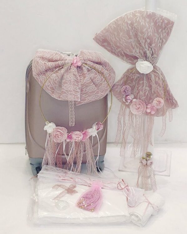 Πλήρες σετ βάπτισης με vintage θέμα διακοσμημένο με χειροποίητα υφασμάτικα λουλούδια και δαντέλες στα χώματα της αρεσκείας σας. Συνοδεύτε με τροχήλατη βαλίτσα ταξιδίου