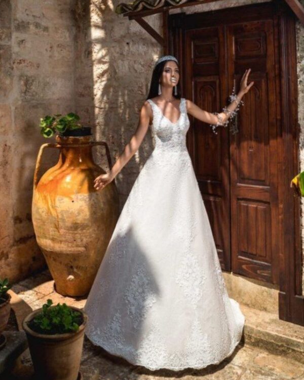 Εντυπωσιακό νυφικό με ολοκέντητη δαντέλα