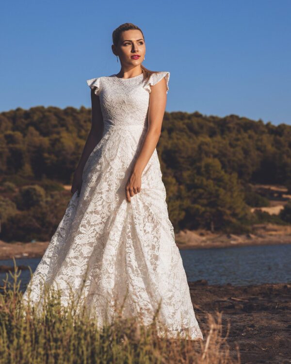 Νυφικό με ολοκέντητη δαντέλα και έξω πλάτη