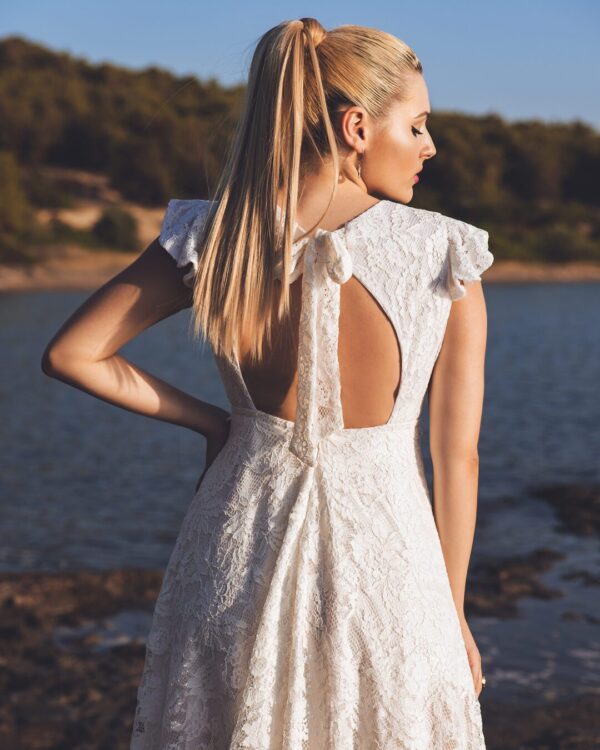 Νυφικό με ολοκέντητη δαντέλα και έξω πλάτη