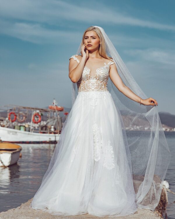 Εντυπωσιακό νυφικό με tatoo effect μπούστο και glitter στη φούστα