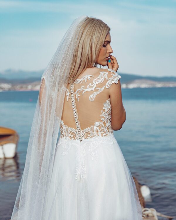 Εντυπωσιακό νυφικό με tatoo effect μπούστο και glitter στη φούστα