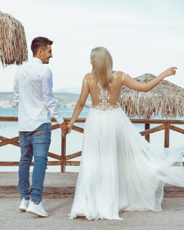 Εντυπωσιακό νυφικό με tatoo effect μπούστο και glitter στη φούστα