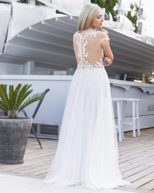 Εντυπωσιακό νυφικό με tatoo effect μπούστο και glitter στη φούστα