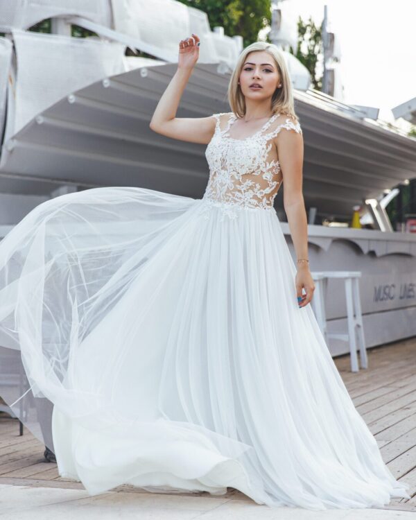 Εντυπωσιακό νυφικό με tatoo effect μπούστο και glitter στη φούστα