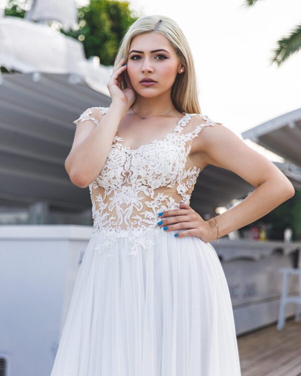 Εντυπωσιακό νυφικό με tatoo effect μπούστο και glitter στη φούστα