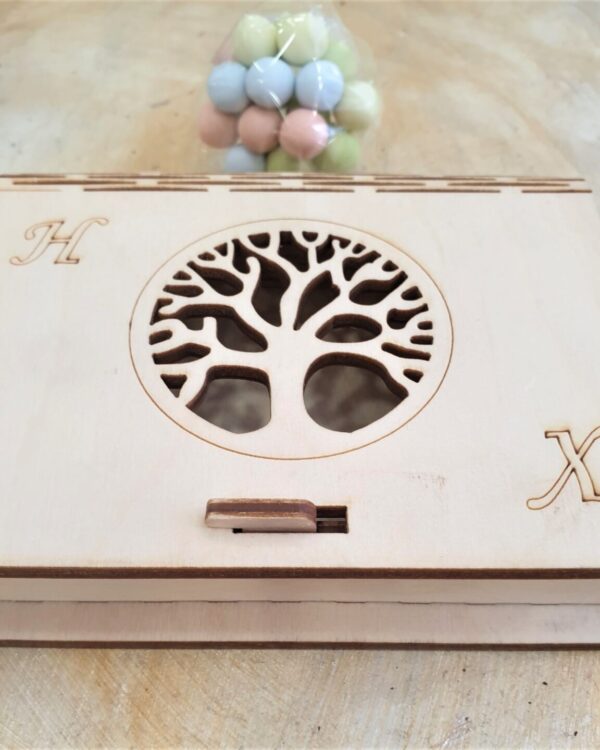 Μπομπονιέρα ξύλινο κουτάκι με κοπή λέιζερ του θέματος