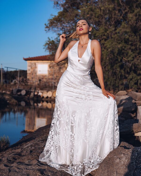 Σατέν νυφικό με κεντημένη δαντέλα στη φούστα και έξω πλάτη