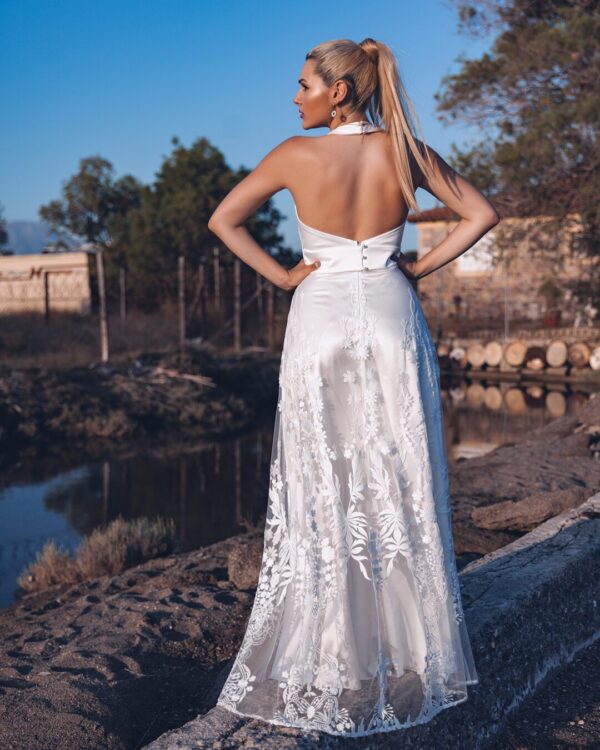 Σατέν νυφικό με κεντημένη δαντέλα στη φούστα και έξω πλάτη