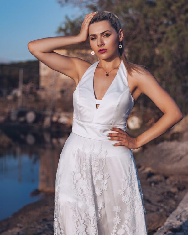 Σατέν νυφικό με κεντημένη δαντέλα στη φούστα και έξω πλάτη