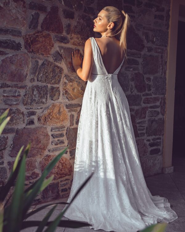 Νυφικό με κεντημένη δαντέλα και ανοιχτή πλάτη