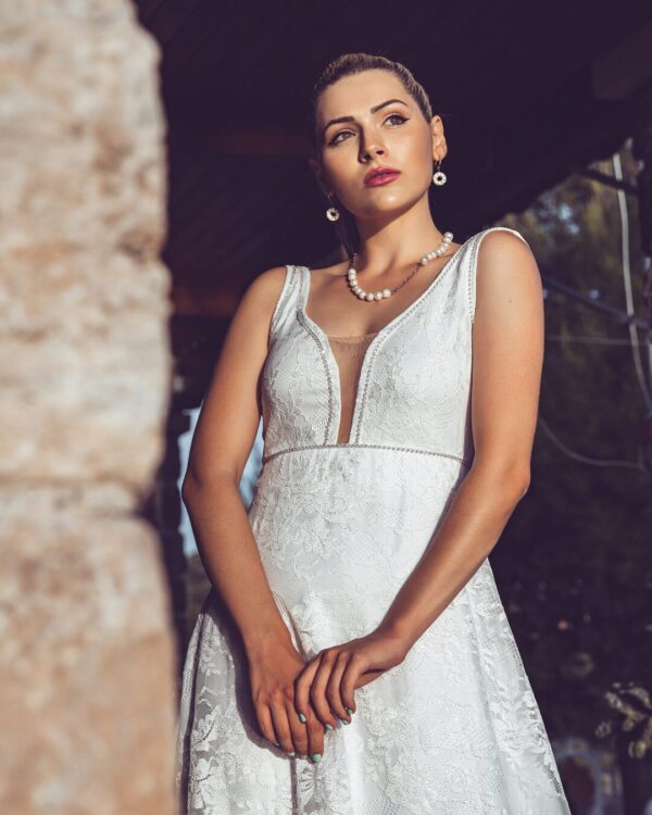 Νυφικό με κεντημένη δαντέλα και ανοιχτή πλάτη