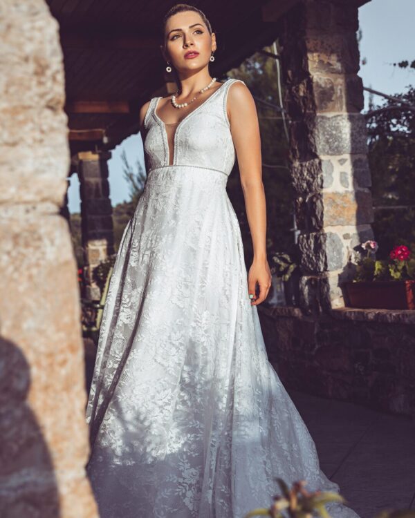 Νυφικό με κεντημένη δαντέλα και ανοιχτή πλάτη