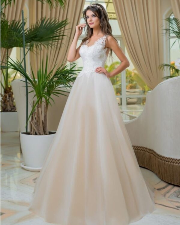 Πριγκηπικό Nυφικό με ιβουάρ φούστα, μπούστο δαντέλα και ανοιχτή πλάτη