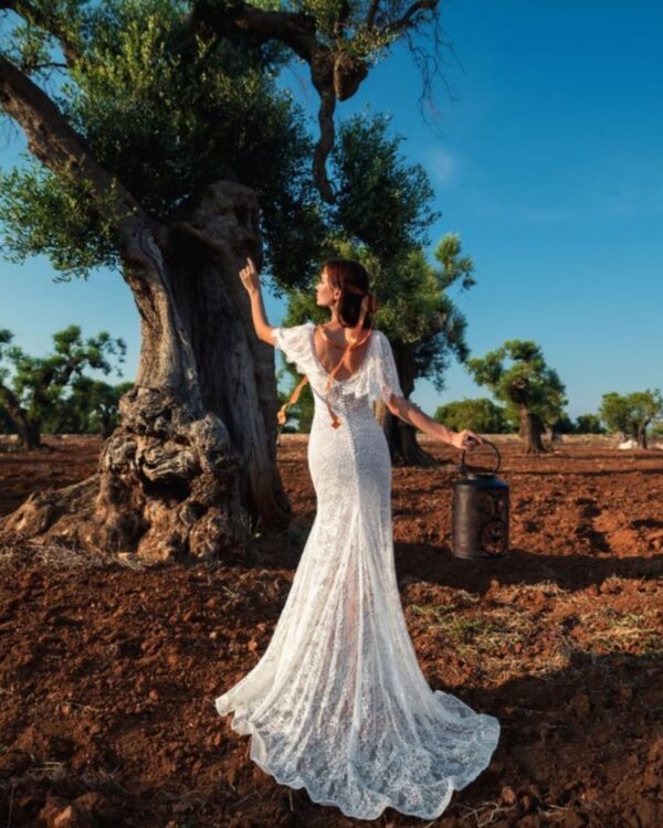 Γοργονέ Nυφικό από δαντέλα με ανοιχτή πλάτη