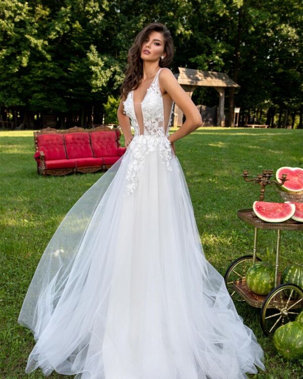 Εντυπωσιακό Nυφικό με διαφάνεια soleil κεντημένη με δαντέλα