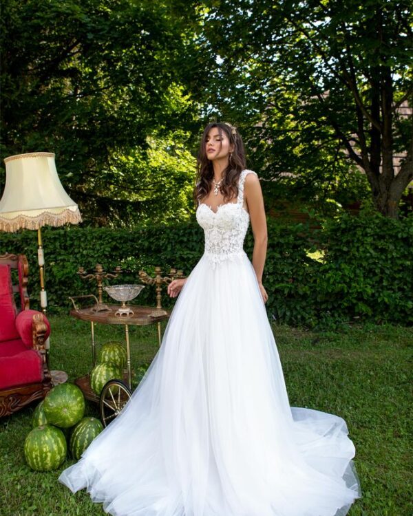 Ρομαντικό Nυφικό με μπούστο καρδιά κεντημένο με δαντέλα